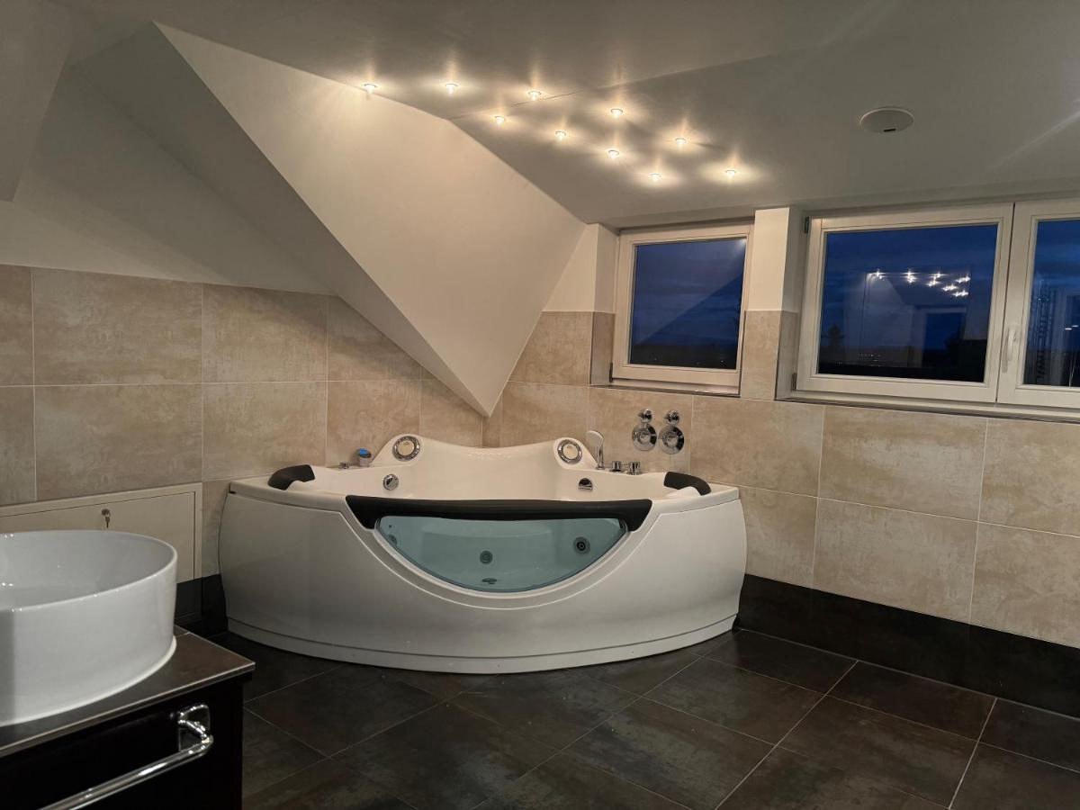 205 Qm "Traumtor" Mit Sauna, Whirlpool, Kamin Und 3 Terrassen Mit Blick In Die Boehmisch Saechsische Schweiz Dresden Exterior foto